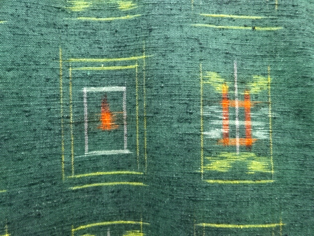  枡に幾何学模様織出し手織り紬着物